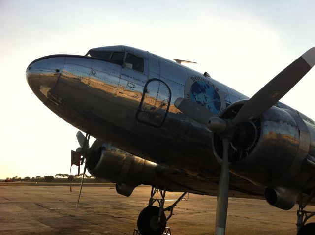 Douglas DC-3 (VH-OVM)