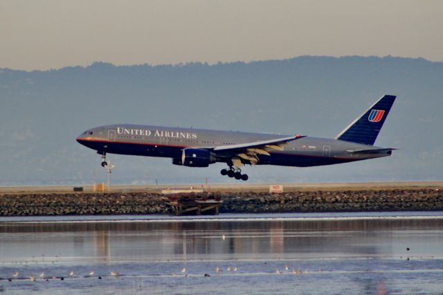 Boeing 777-200 (N210UA)