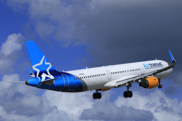 Airbus A321 (C-GTZX) - Air Transat A321 departing St Maarten