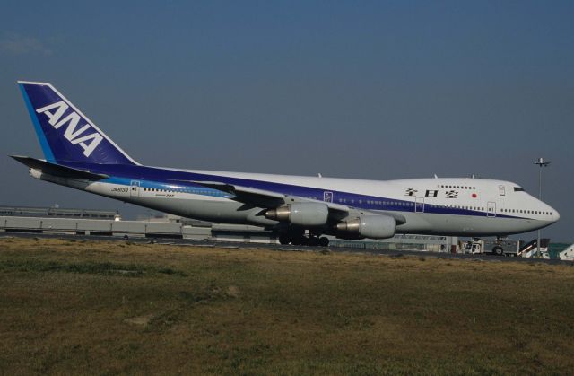 BOEING 747SR (JA8138) - Taxing at Tokyo-Haneda Intl Airport on 1997/12/14