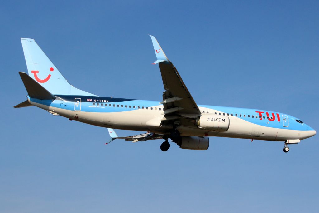 Boeing 737-800 (G-TAWX)