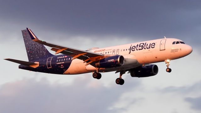 Airbus A320 (N709JB) - JetBlue's Fly-Fi A320 coming into Newark slightly after the sun set past the horizon.