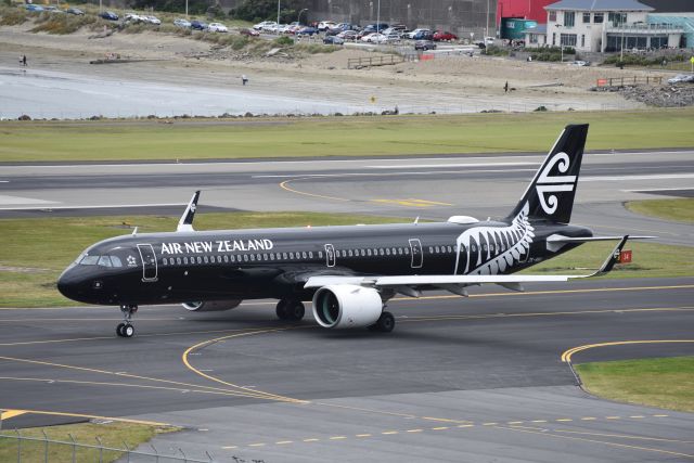 Airbus A321 (ZK-NNA) - ZK-NNA taxiing to runway 34 at Wellington International for it's short hop back to Auckland!