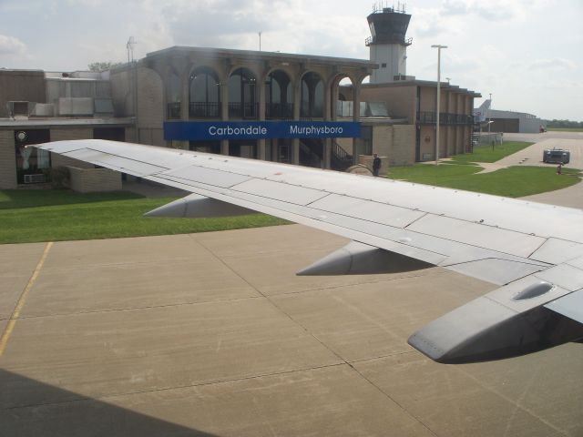 BOEING 737-300 (N333UA) - Waiting to depart to return to KORD