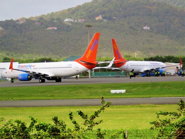 Boeing 737-800 (C-GFEH)