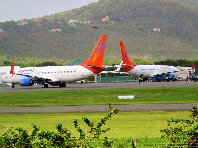 Boeing 737-800 (C-GFEH)