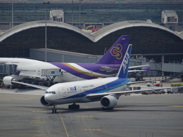 Boeing 777-200 (JA715A)