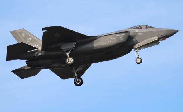 Lockheed F-35C (17-5271)