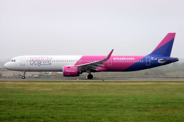 Airbus A321neo (HA-LZD) - Departing rwy 25 on 30-Sep-22 operating flight WZZ3002 to LROP.