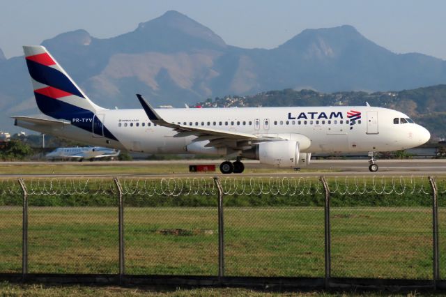 Airbus A320 (PR-TYV)