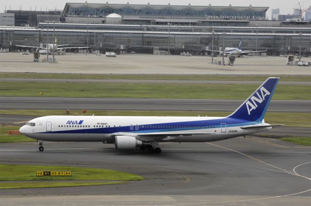 BOEING 767-300 (JA608A) - Taxing at Haneda Intl Airport on 2013/07/20