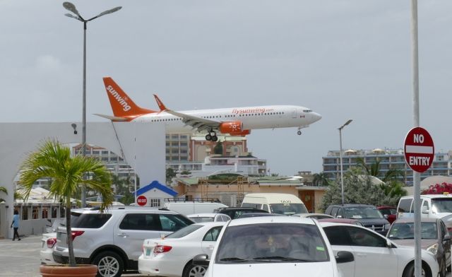 Boeing 737-800 (C-FYJD) - Landing on Rwy 10.