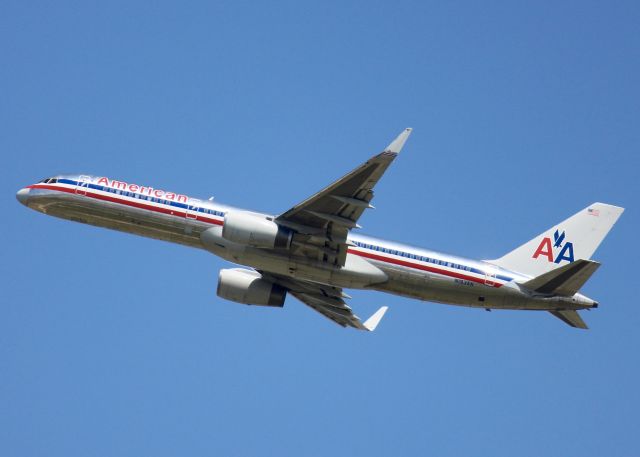 Boeing 757-200 (N193AN) - At DFW.