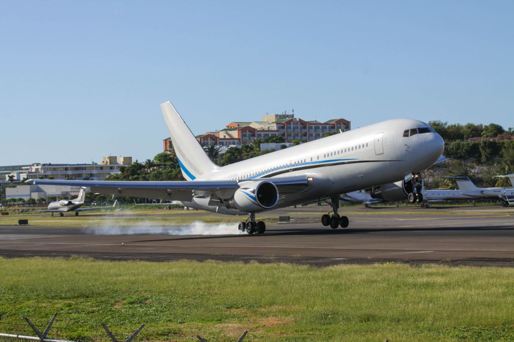 BOEING 767-200 (N767MW)