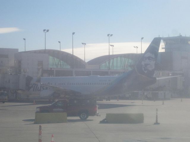 Boeing 737-800 (N586AS) - An Alaska Boeing 737. Viewed from a United Express CRJ-200.