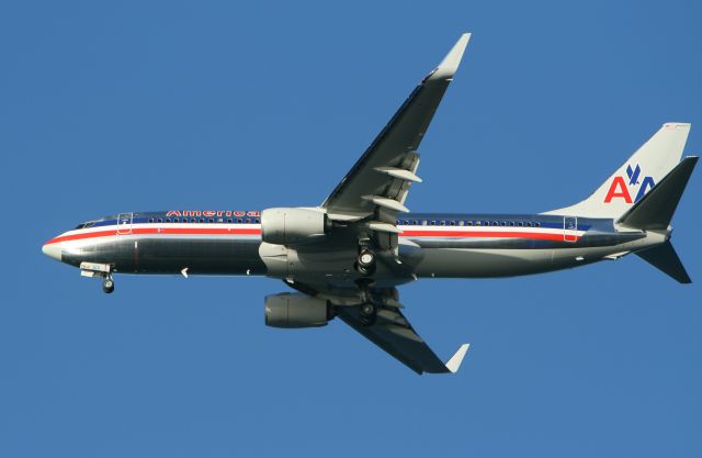 Boeing 737-700 (N915NN)