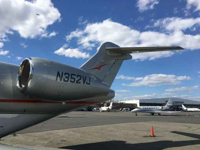 Canadair Challenger 350 (N352VJ)