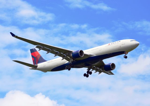 Airbus A330-300 (N803NW) - A Delta jet landing on runway 12R in Minneapolis