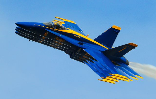 — — - The Blue Angels right echelon pass. LAKELAND, FL.