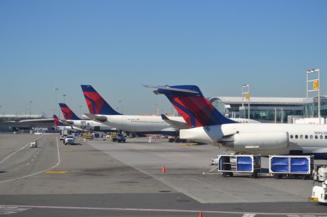 — — - Taken from a Delta 757, the lineup here consists of a 737, 2x A330s and an MD-88.