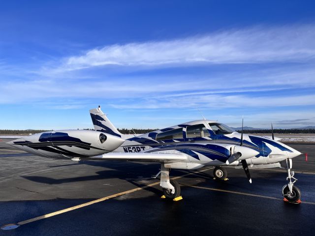 Cessna 310 (N35PT) - A very nice Cessna 310. I wish there were more around, but they’re pretty aged now. 