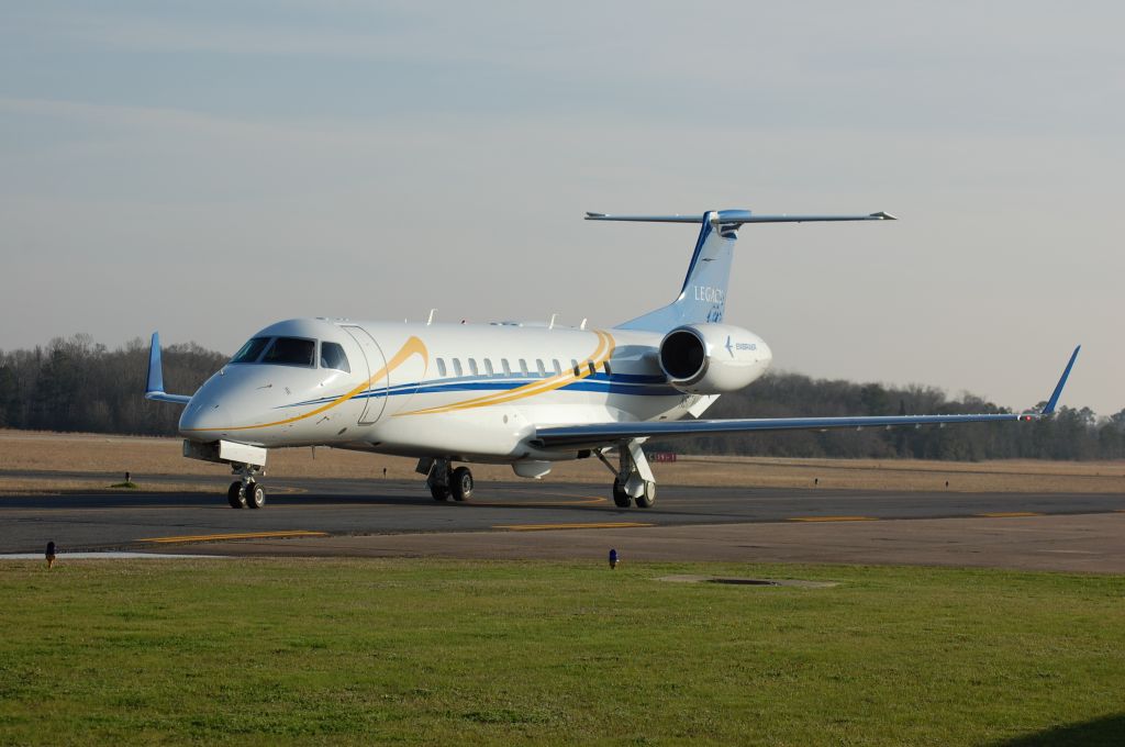 Embraer ERJ-135 (N617WA) - Taxiing on alpha, heading to parking at Lone Star.