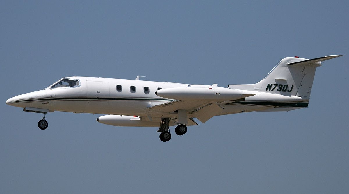 Learjet 25 (N73DJ)