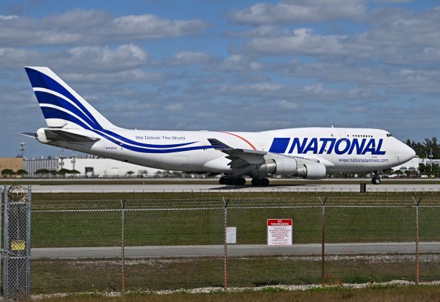 Boeing 747-400 (N702CA)