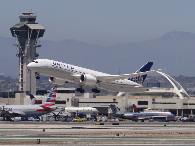 Boeing 787-8 (N27908) - LAX 7/11/14