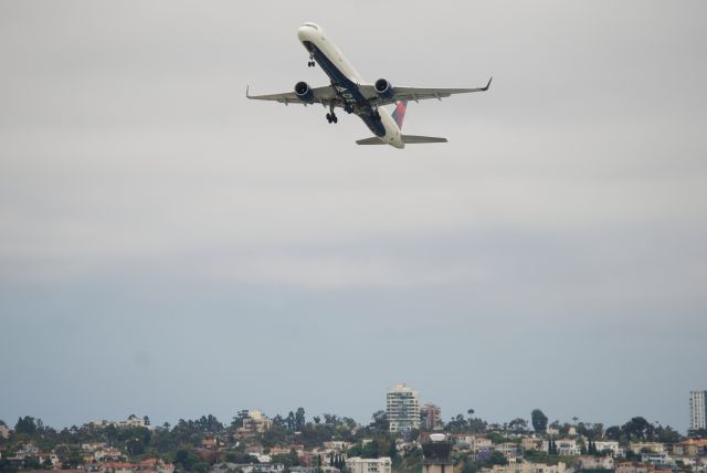 BOEING 757-300 (N582NW)