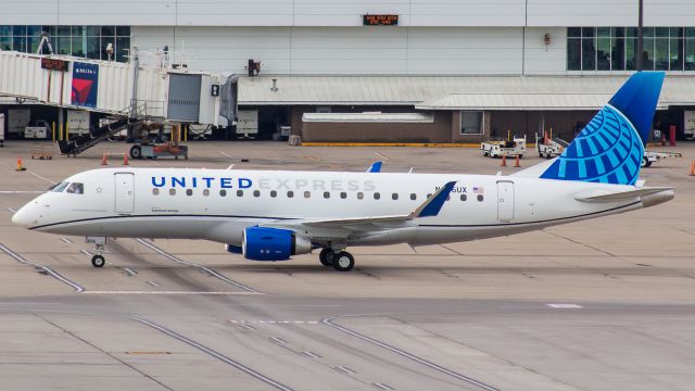 Embraer 175 (N606UX) - Brand new United ERJ-175 taxiing to the gate after a quick flight from Chicago