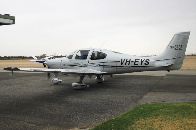 Cirrus SR-22 (VH-EYS)