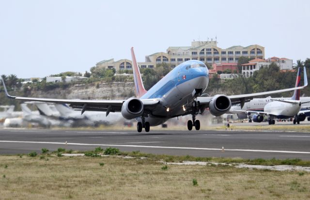 Boeing 737-800 (C-FRZJ)