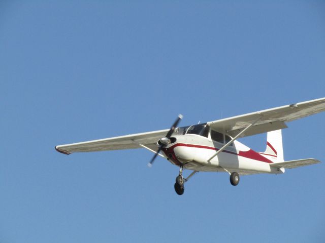 Cessna Skyhawk (N5001A) - Landing RWY 24