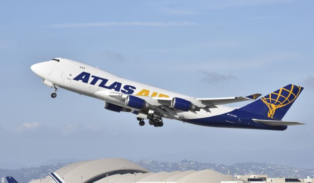 Boeing 747-400 (N477MC) - Departing LAX