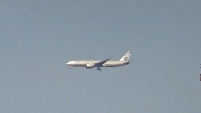 BOEING 777-200LR (A6-LRD) - Arriving all the way half across the earth from Abu Dhabi