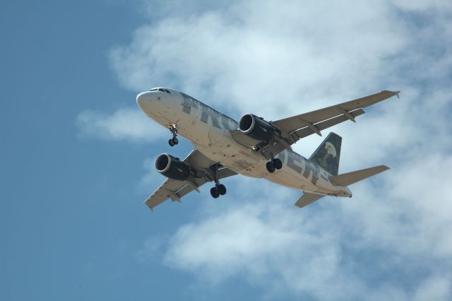 Airbus A319 — - On approach to 16L at KDEN.