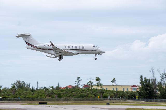 Bombardier Challenger 300 (N756QS) - Landing runway 5