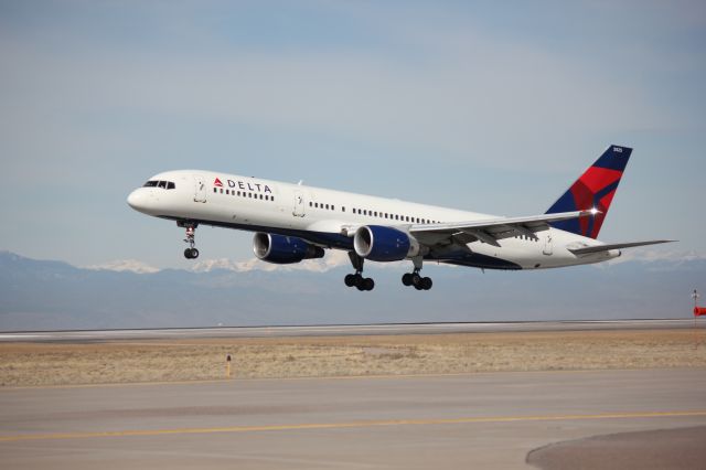 Boeing 757-200 (N525US) - Landing on 16L.