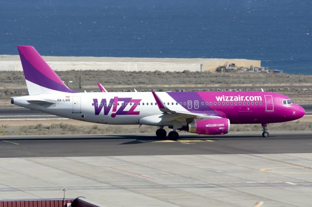 Airbus A320 (HA-LWR)