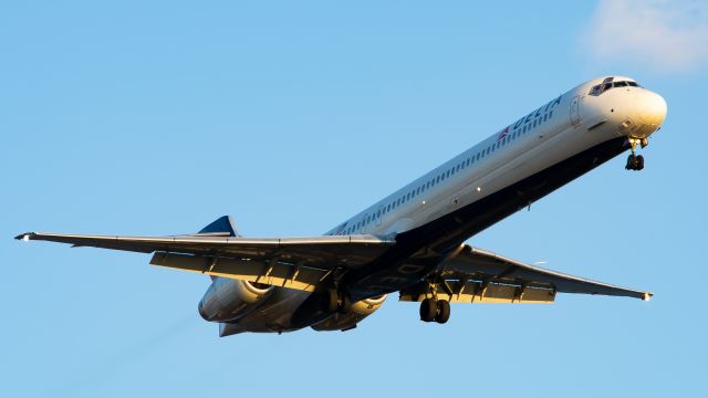 McDonnell Douglas MD-90 (N936DN)