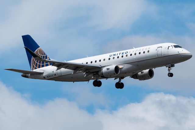 Embraer 175 (N745YX)