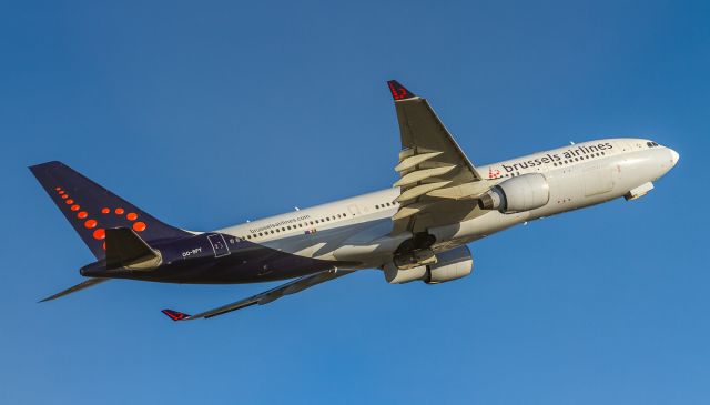 Airbus A330-200 (OO-SFY) - Heading back to Brussels after takeoff from runway 24R