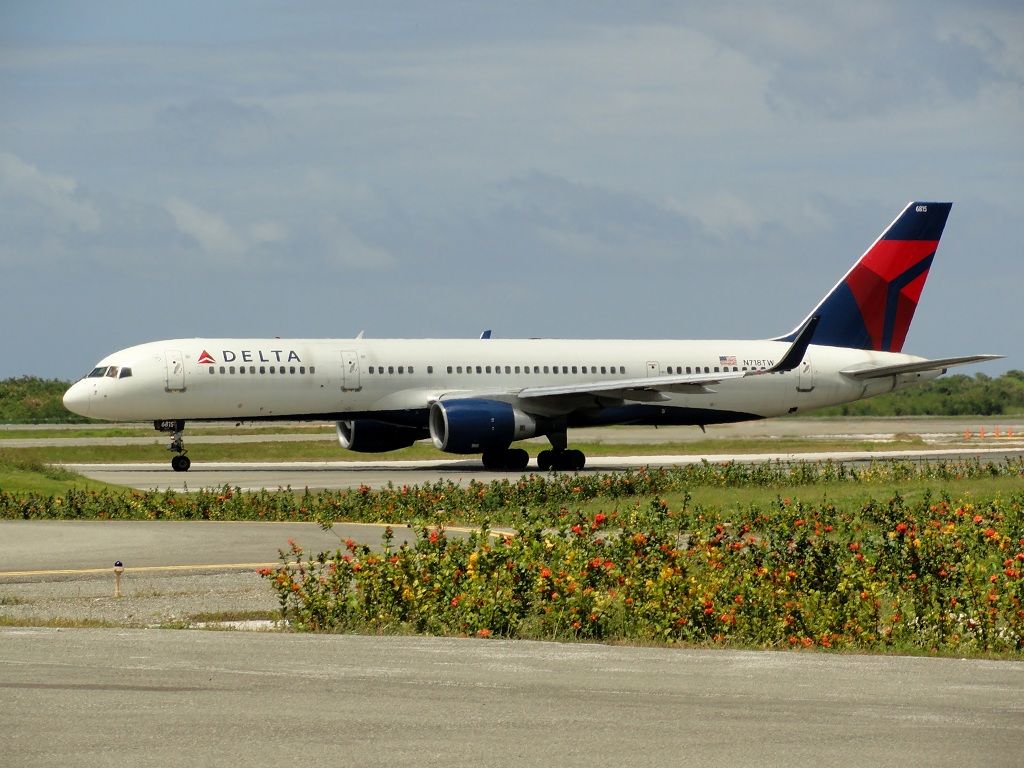 Boeing 757-200 (N718TW)