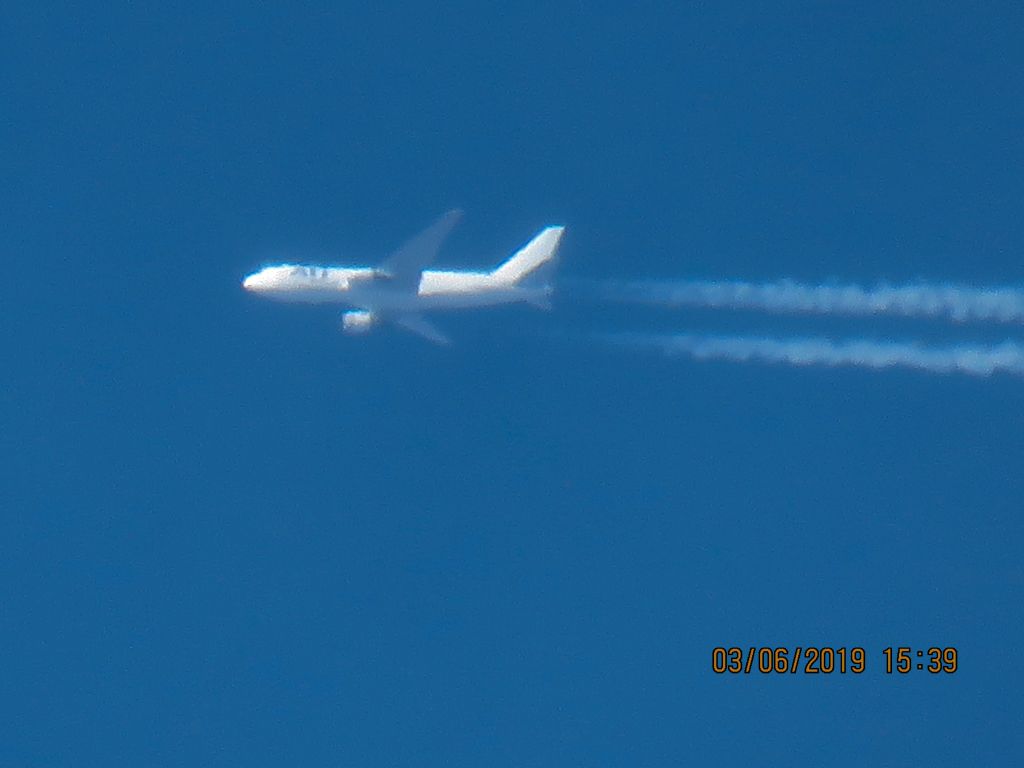 BOEING 767-200 (N761CX)