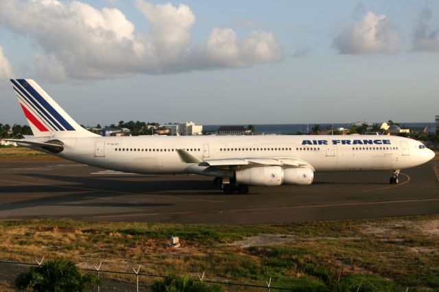 Airbus A340-300 (F-GLZT)