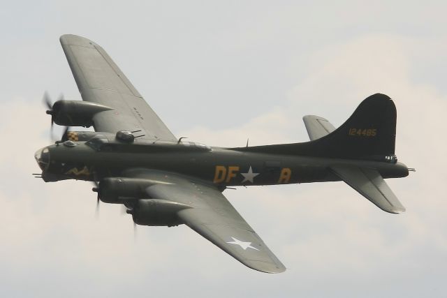 Boeing B-17 Flying Fortress (G-BEDF) - "Sally B" B17G 124485/DF-A (cn 8693)