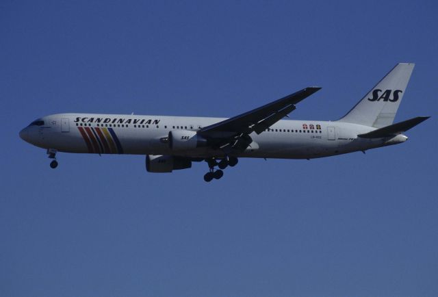 BOEING 767-300 (LN-RCE) - Final Approach to Narita Intl Airport Rwy34L on 1999/01/05