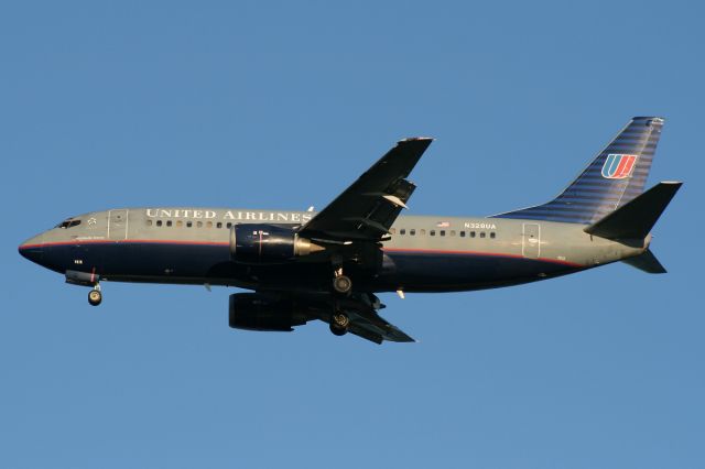 BOEING 737-300 (N328UA) - On short final to runway 4R,  September 1, 2008