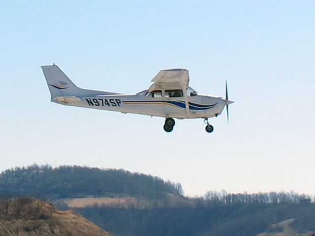 Cessna Skyhawk (N974SP) - Touch & go runway 21.